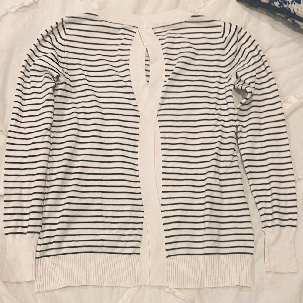 Adorable and cozy 8 Eighteen sweater with super cute back detail!